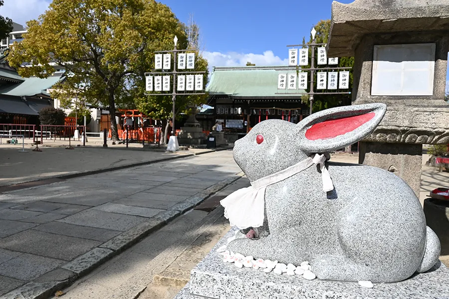 高浜神社は、吹田のはじまりにも由来する古社。神様が勢ぞろい。縁結びの福うさぎも人気