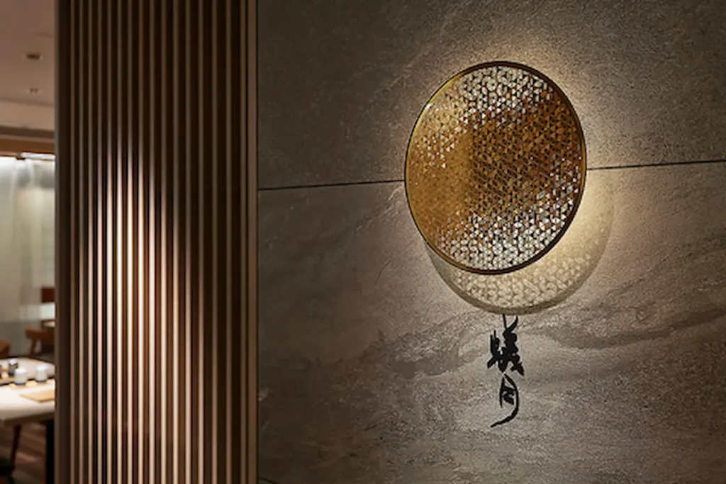 蟻月 阪急32番街店のシックな店内