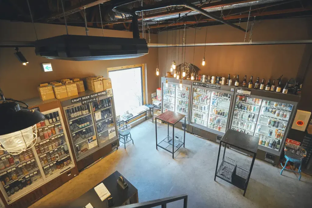 CRAFT BEER BASE MOTHER TREEのたくさんのクラフトビールが並んだ冷蔵庫