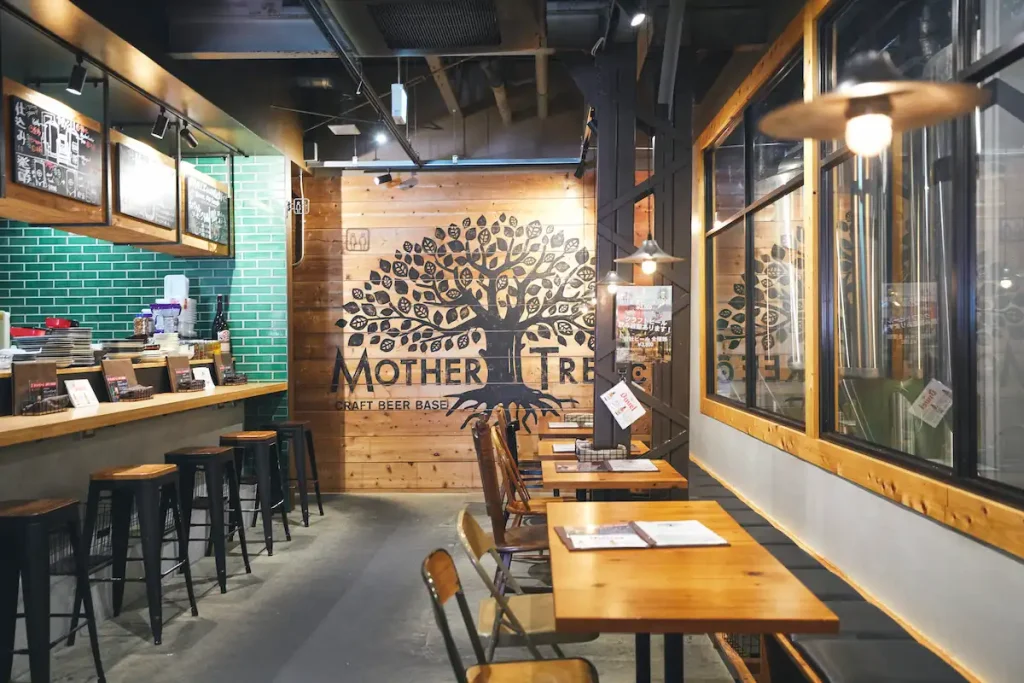 CRAFT BEER BASE MOTHER TREEのおしゃれな内観