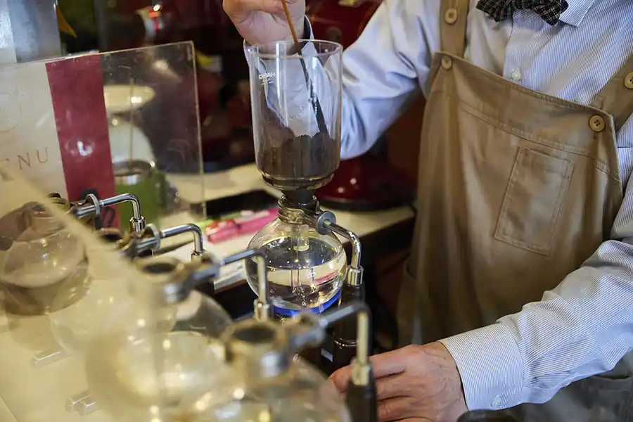コーヒーを淹れるマスターの手元