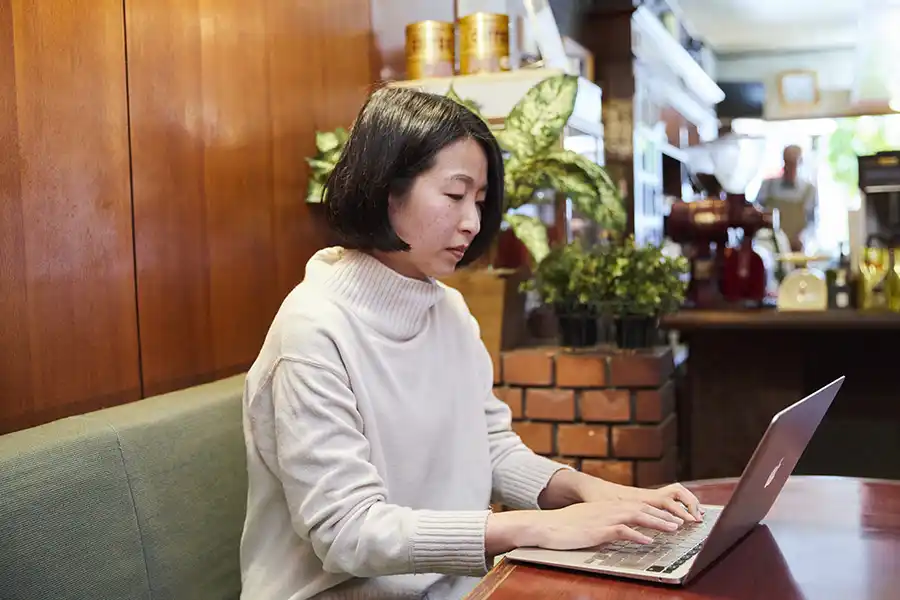 原稿を書くセンス長岡京のライター