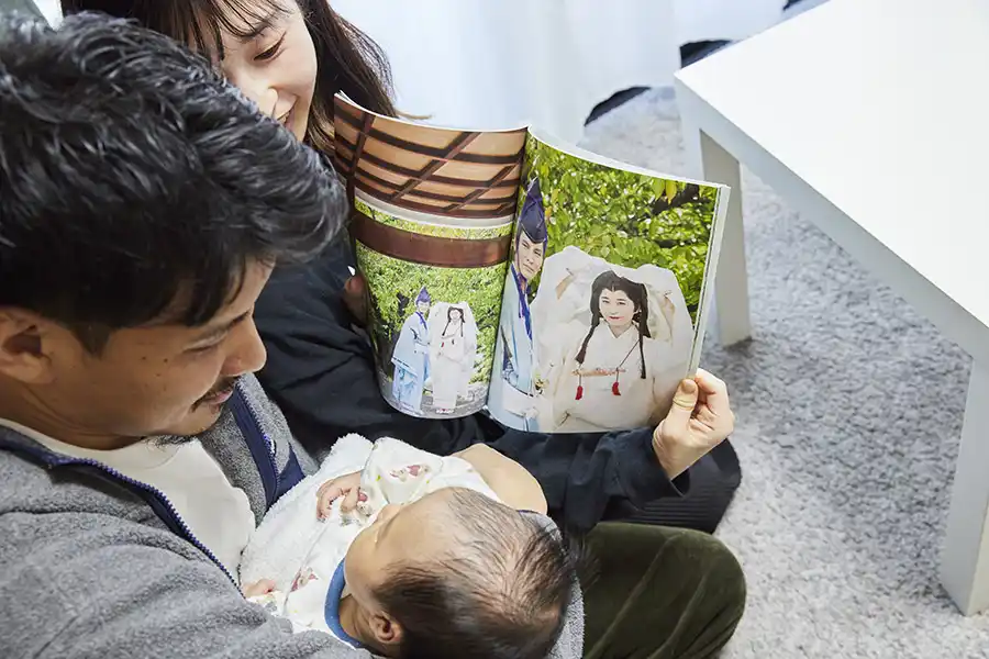 ガラシャ祭りのイベント撮影写真を眺めるご家族