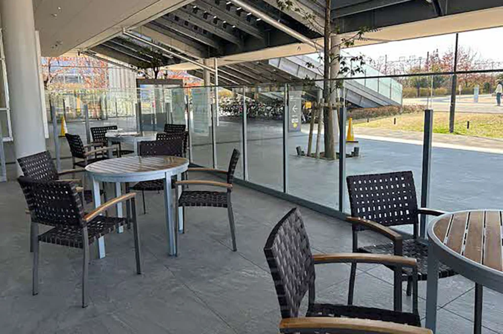 健都ライブラリーカフェ外テラス