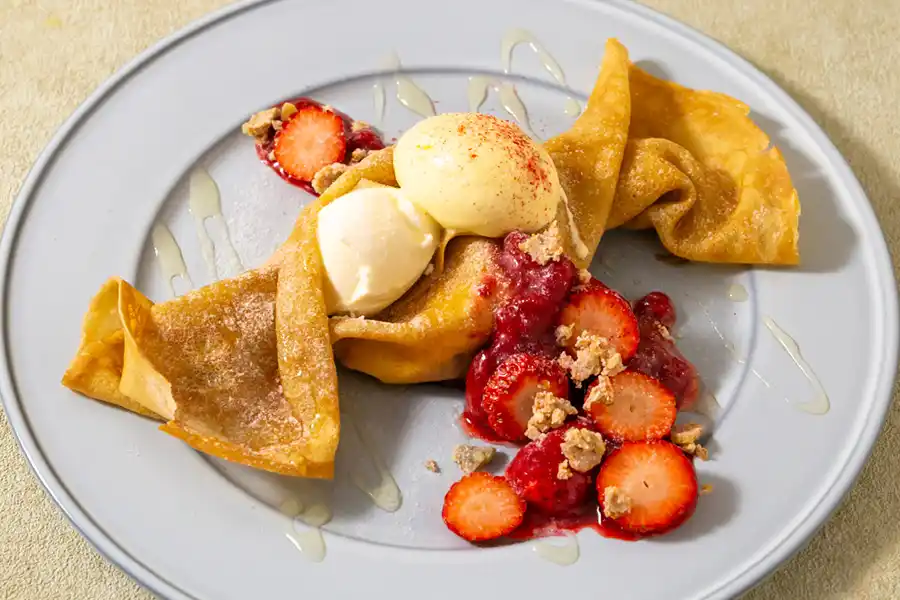 TOOTHTOOTHパティスリー&カフェ西宮ガーデンズ店いちごのクレープ