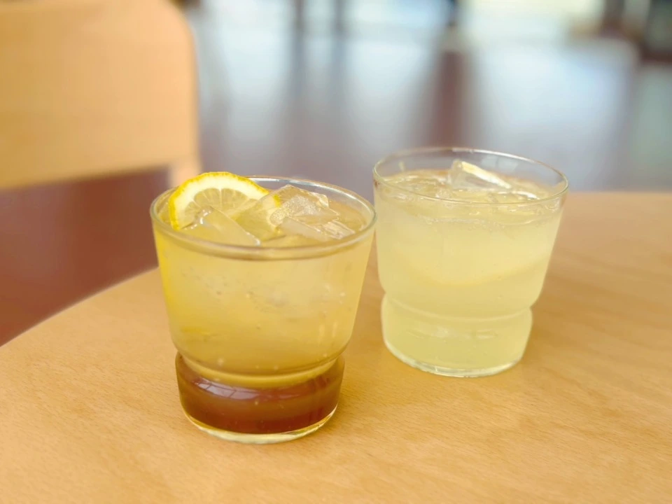 「万博記念公園」内「日本庭園中央休憩所」の「和み自家製レモネードソーダ」と「吹田産くわいクラフトコーラ」