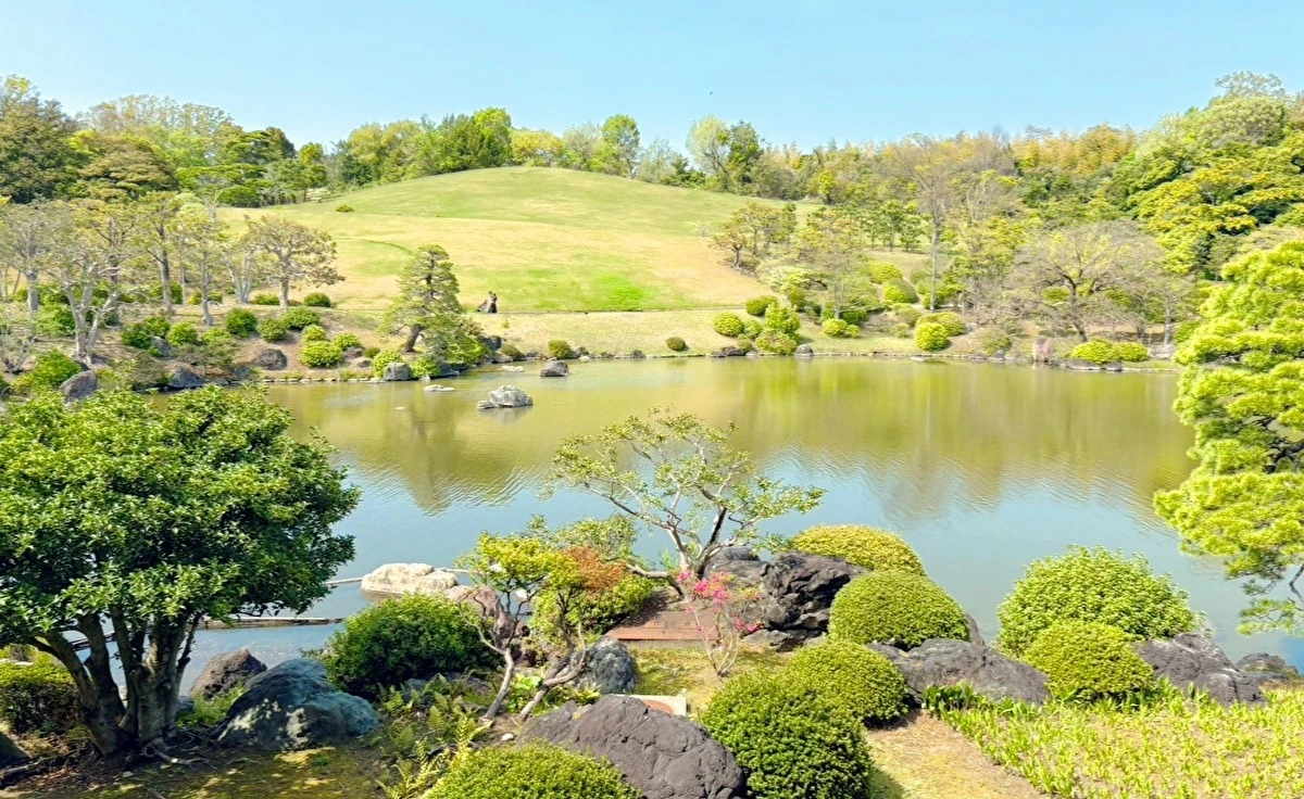「万博記念公園」の「日本庭園中央休憩所」がリニューアル、四季折々の自然を眺めながらほっとひと息