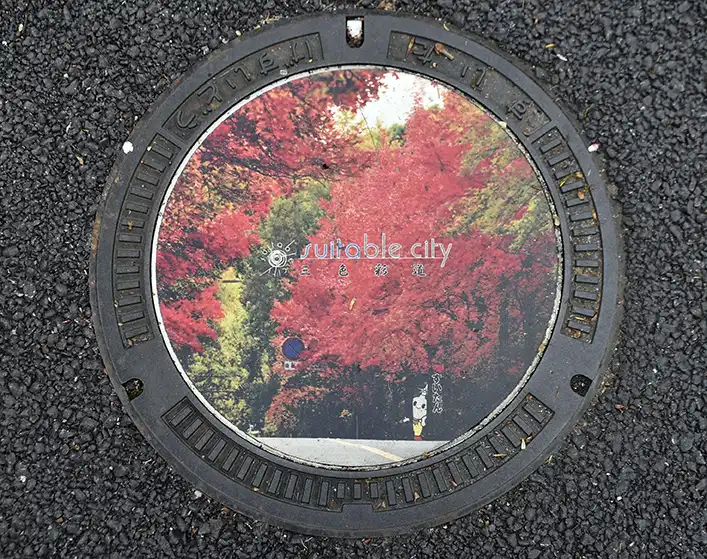 吹田市マンホール蓋・三色彩道