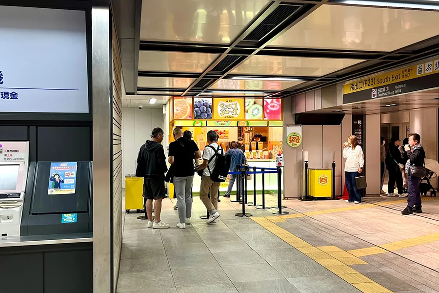 阪神大阪梅田駅前のミックスジューススタンド引き