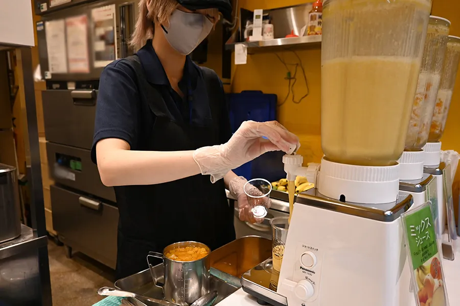 ミックスジュースを入れるスタッフ