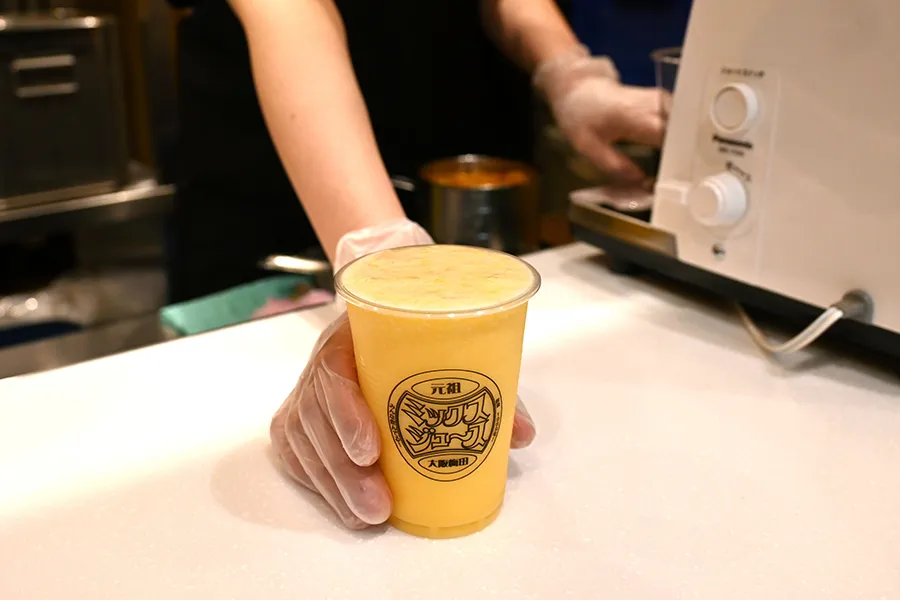 注ぎたてのミックスジュース