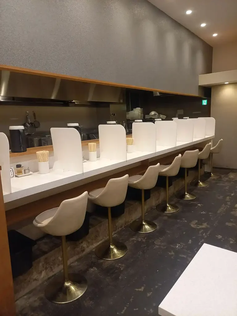 ラーメン鱗江坂店　内観2