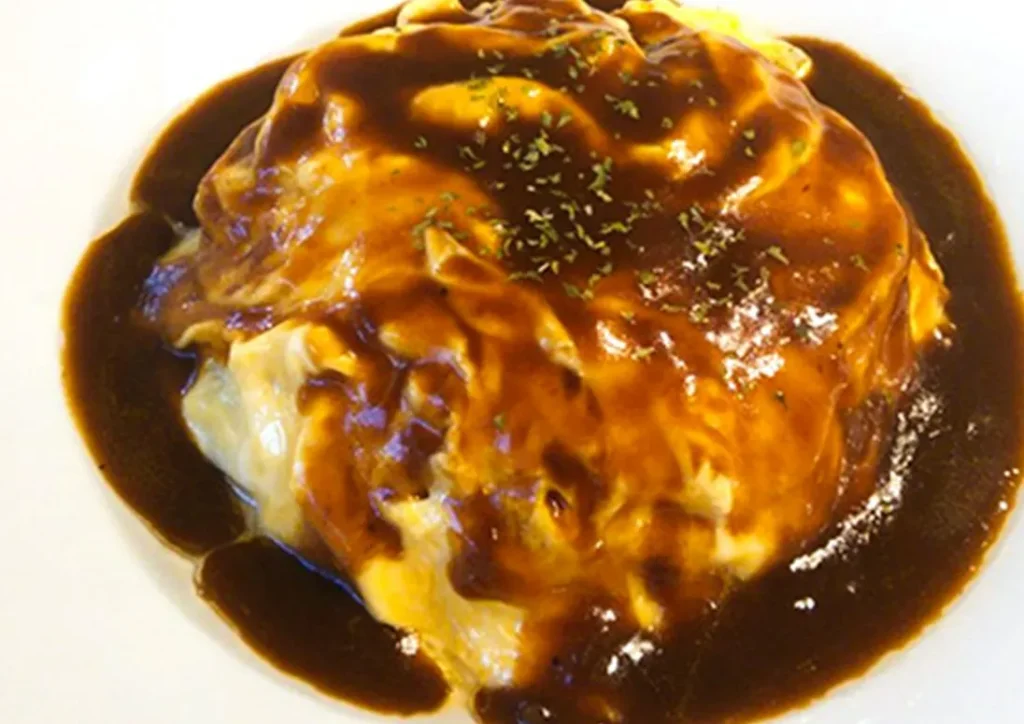 萠茶KIZASHI デミグラスソース厚切りベーコンオムライス