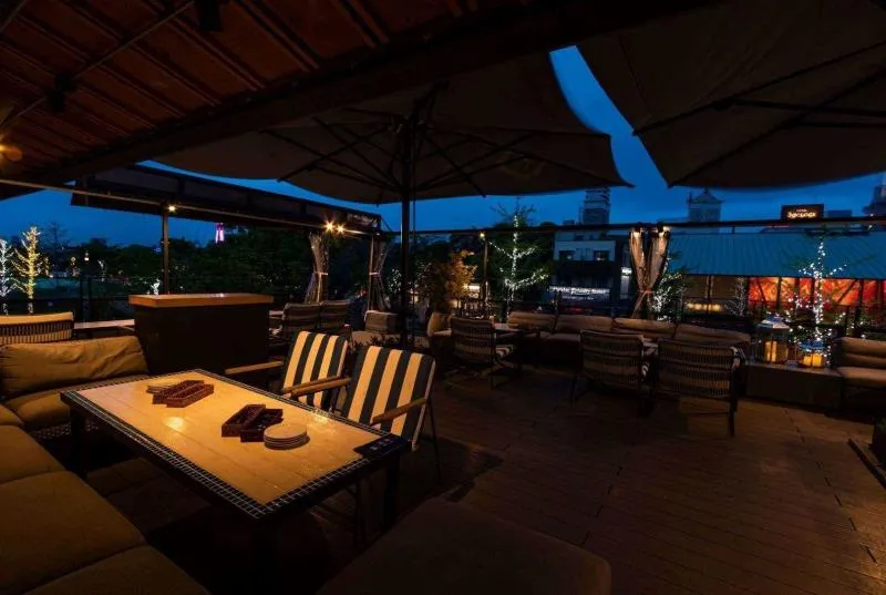 青いナポリのテラス席