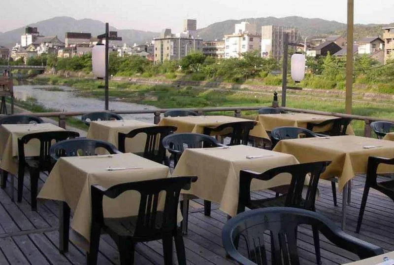 佛沙羅館(ブッサラカン)の鴨川納涼床