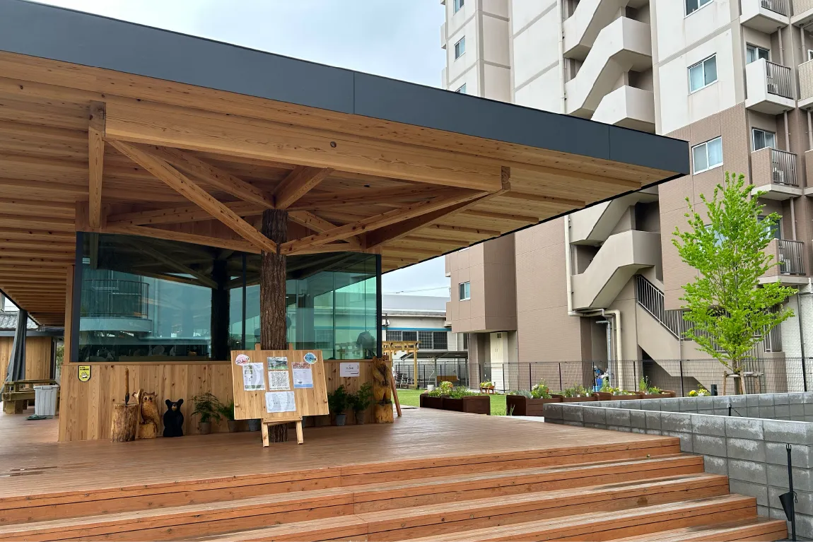 江坂町の複合施設「江坂ひととき」がリニューアル！愛犬にうれしいテラスや木工製作所、カフェも二業態での運営に