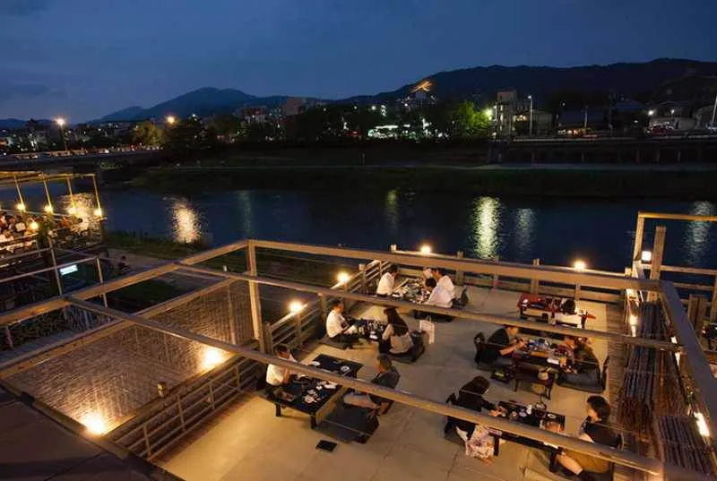 豆屋源蔵の鴨川納涼床