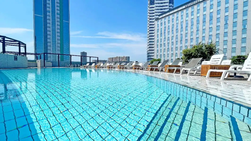 6/21～、「グランドプリンスホテル大阪ベイ」でルーフトップガーデンプールがオープン