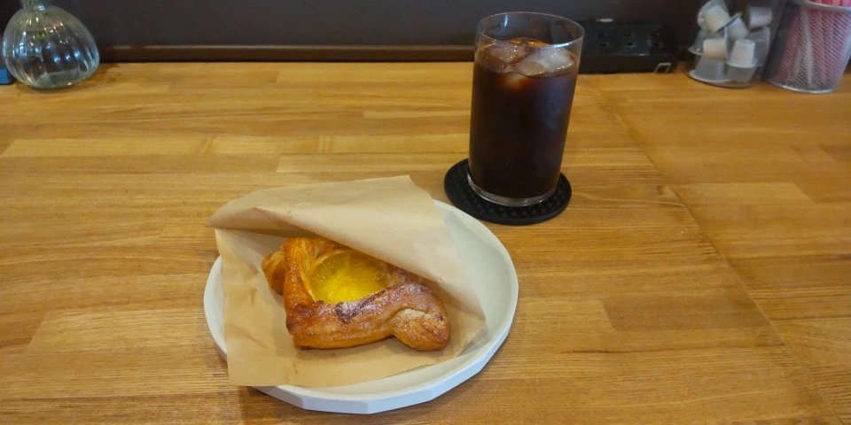 「和幸堂製パン」のレモンデニッシュとコーヒー