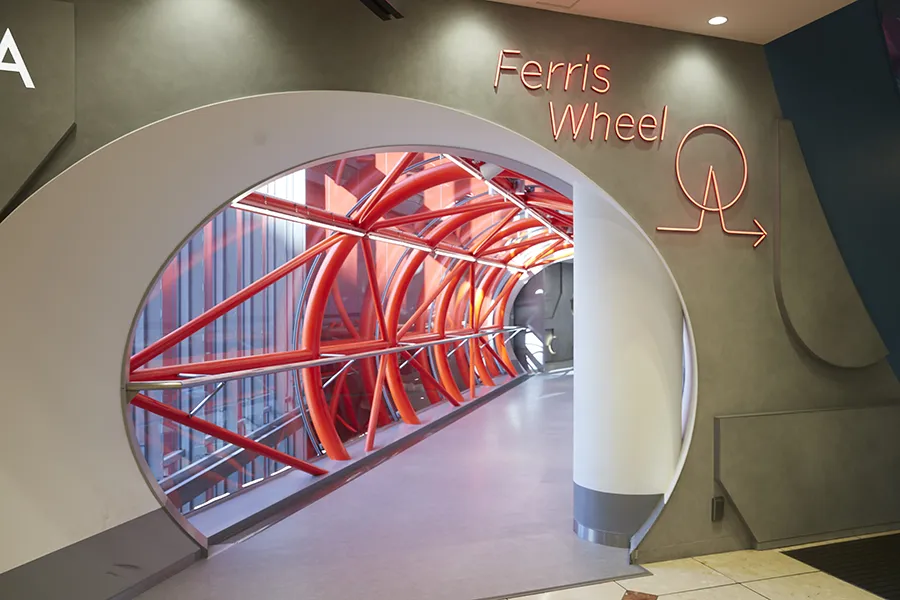 HEP FIVE観覧車までのアプローチ部分もユニークなデザイン