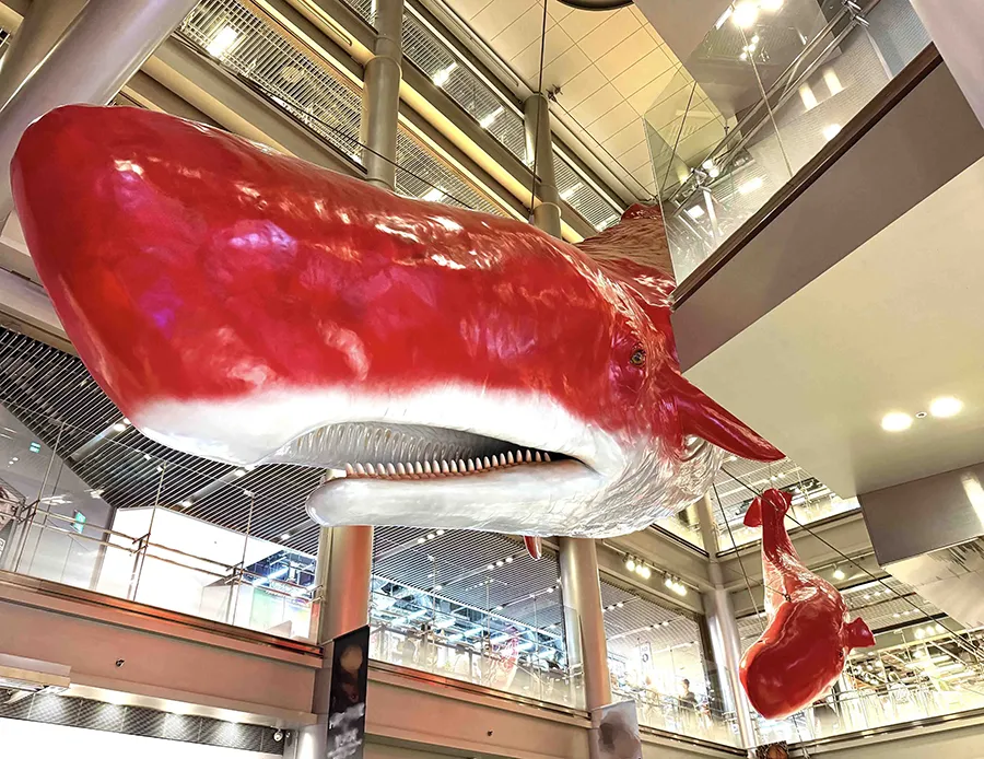 HEP FIVE のシンボルである巨大な赤いクジラのオブジェ