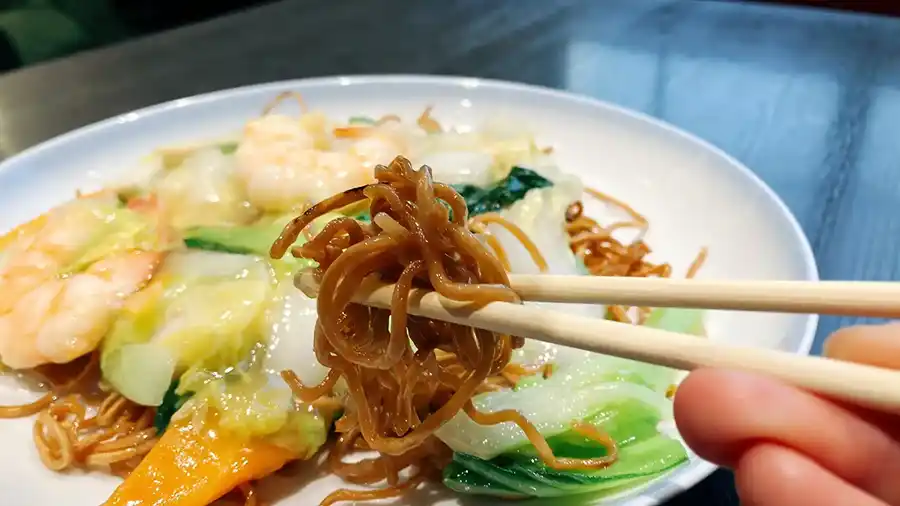 551蓬莱本店レストラン海鮮焼きそばの麺