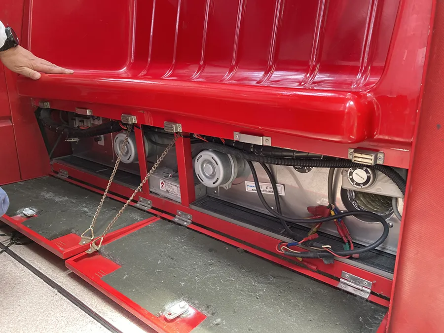 座席の下、足元部分には冷房設備を格納している