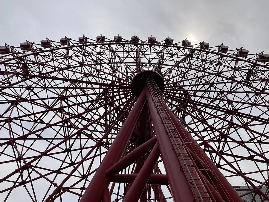 下から見上げた観覧車の様子