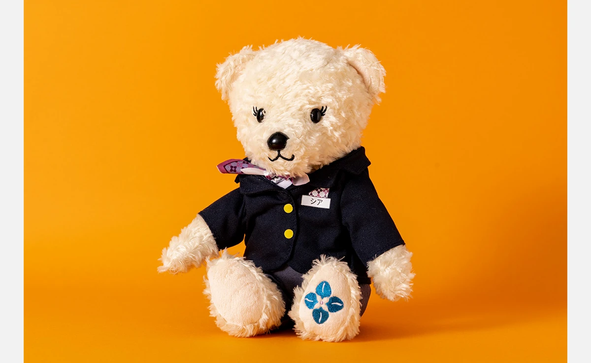 ホテルオークラ神戸が新マスコットベア「シア」のぬいぐるみを発売