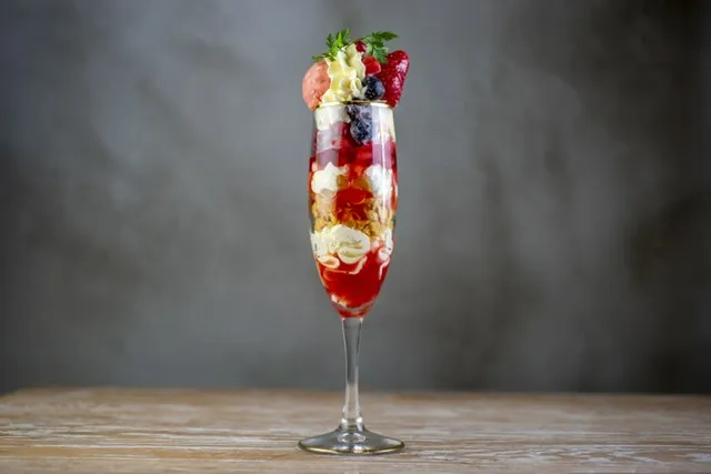 good spoon 江坂公園店　ストロベリーパフェ２