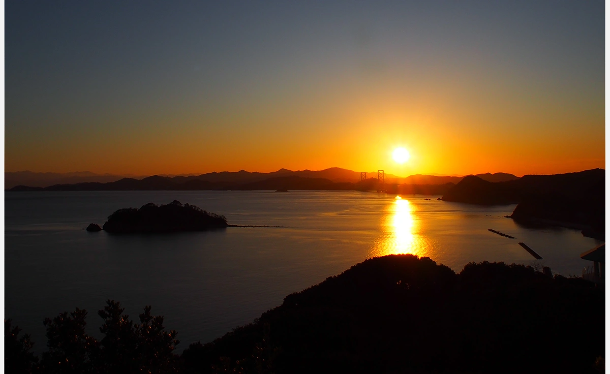 日本の夕陽百選に選ばれた淡路島の絶景を、特等席で眺められる「KOHAKUテラス」がオープン