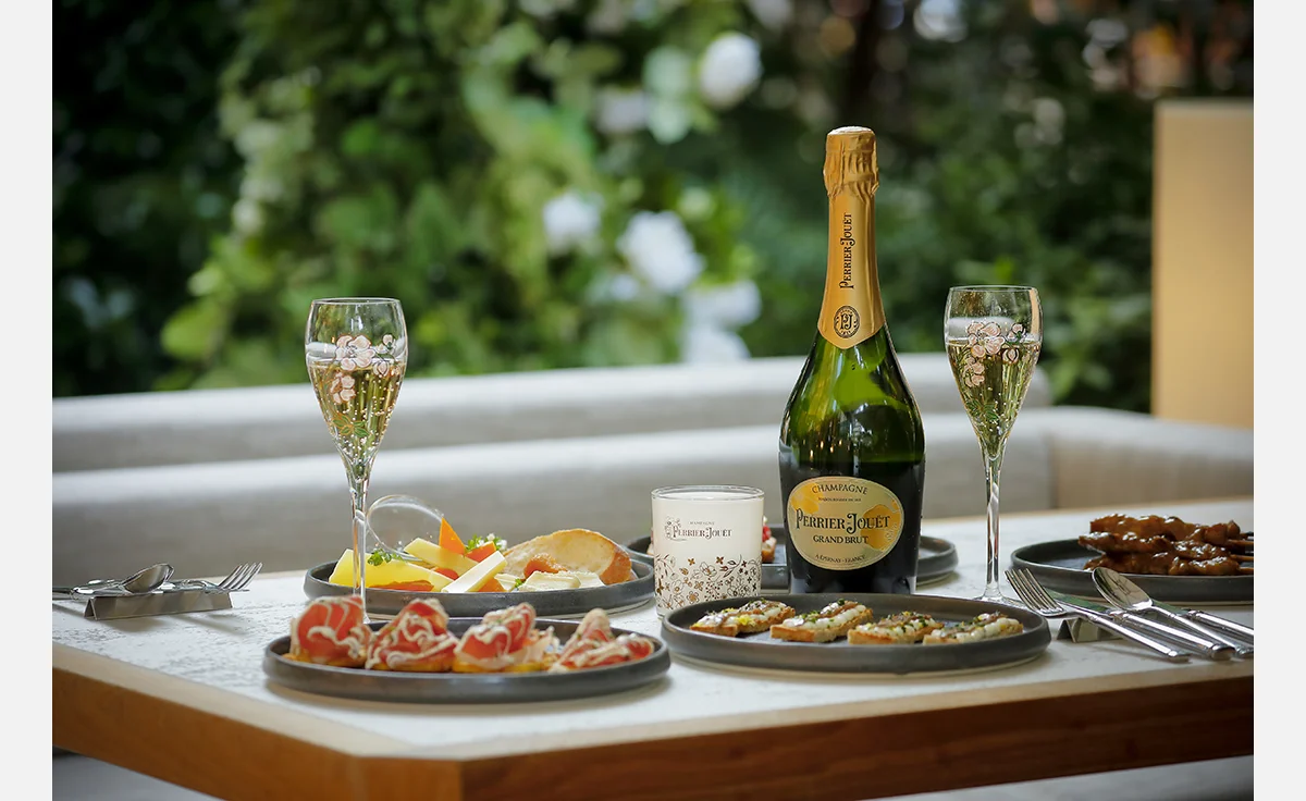 フォーシーズンズホテル大阪　テラスだけの特別プラン「バブル & ブルーム with ペリエ ジュエ」を開催中