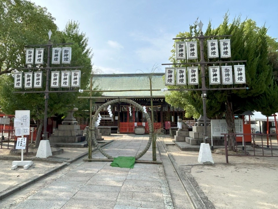 茅の輪くぐりが行われている高浜神社の境内