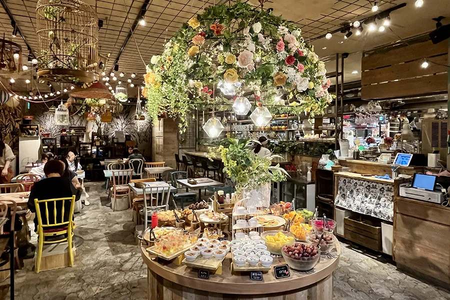 メルカパーラールクア大阪店のビュッフェ台