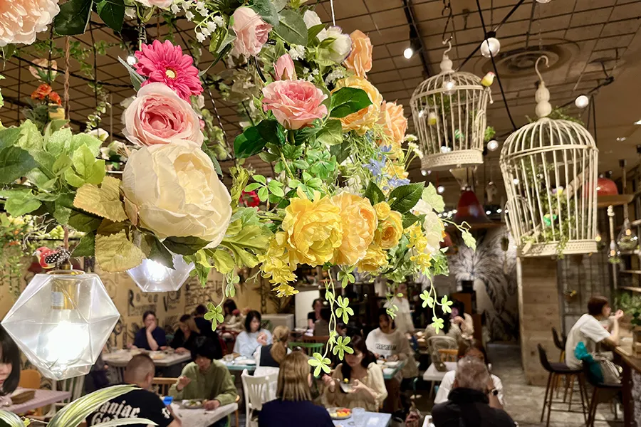メルカパーラールクア大阪店の華やかなインテリア