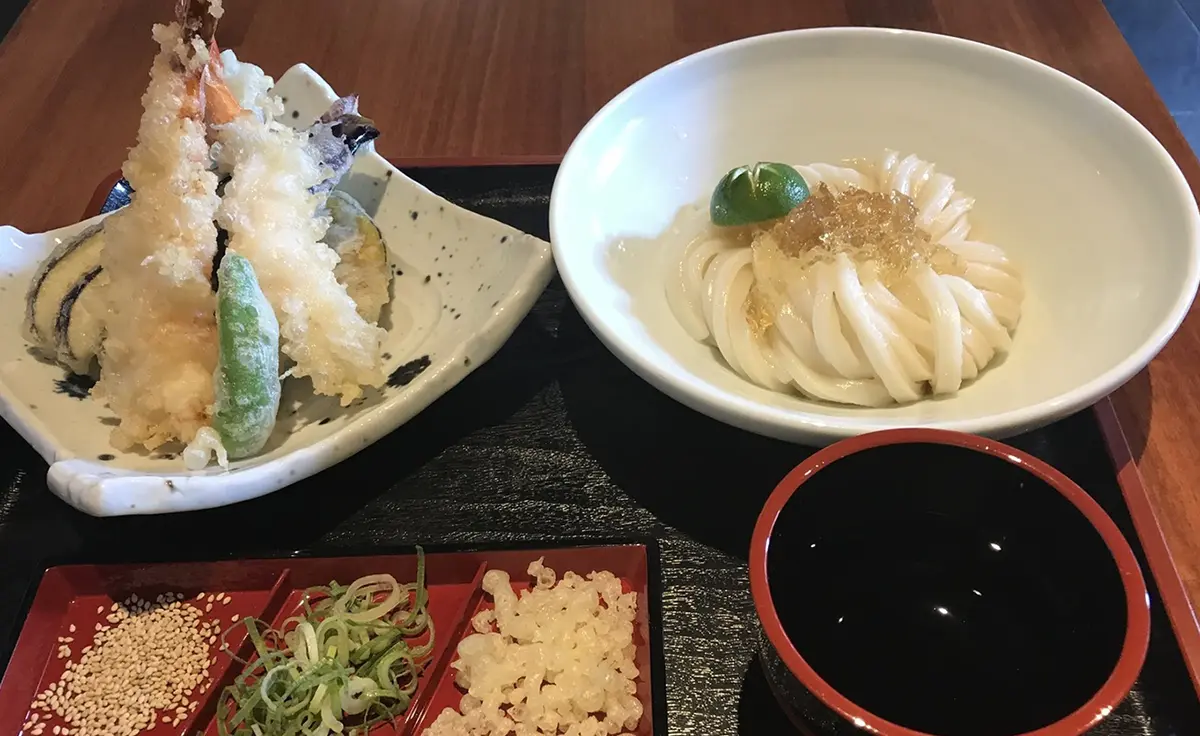 江坂でうどんを食べるならここ。しっかり歯ごたえ麺も、食べ放題も。