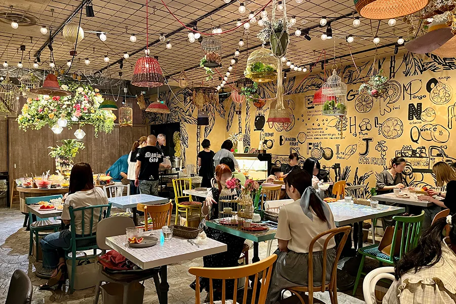 にぎわうメルカパーラールクア大阪店の様子