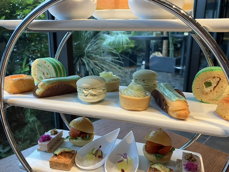 XEX WEST「The BAR」で人気のアフタヌーンティーのスイーツ2段目