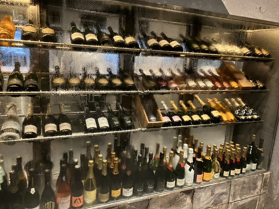XEX WESTの棚に並んだワイン