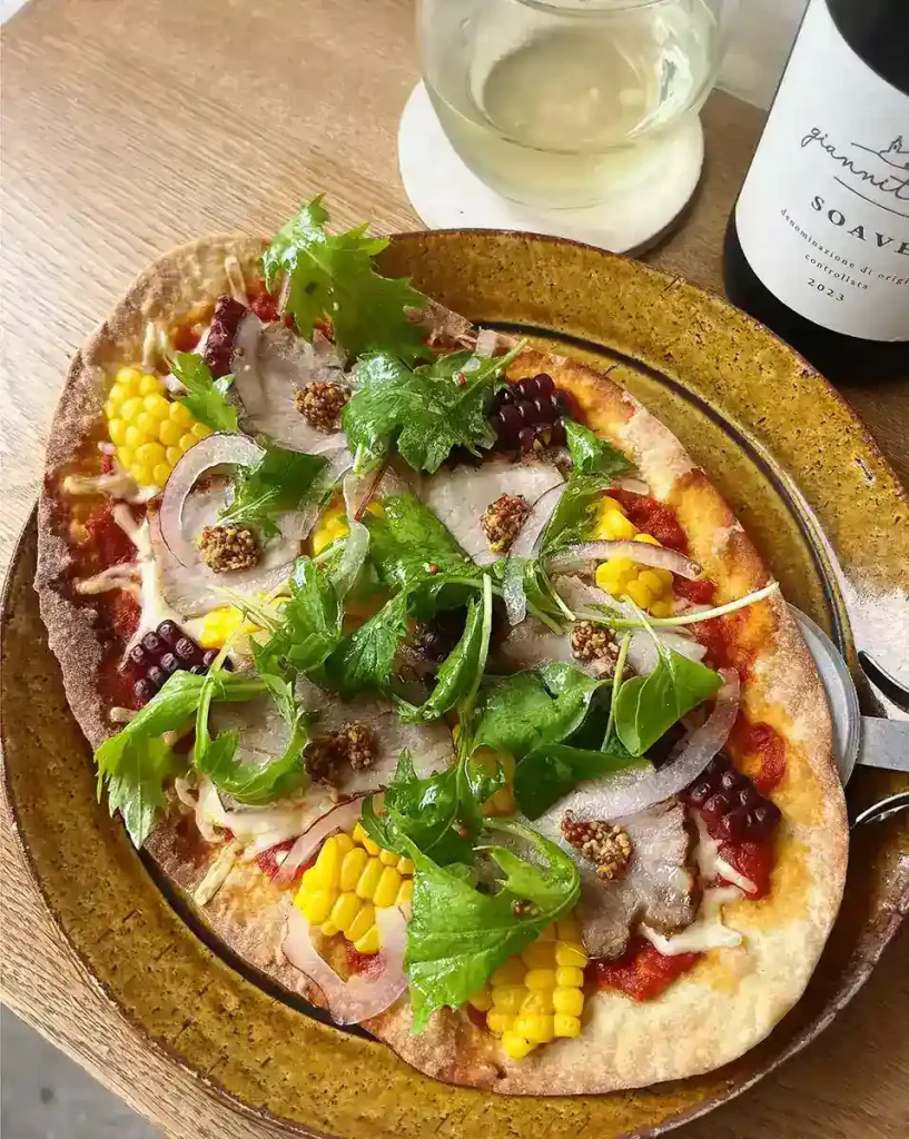 おばんざいとお酒　うきわ　クリスピーピザ　ローストポークととうもろこし