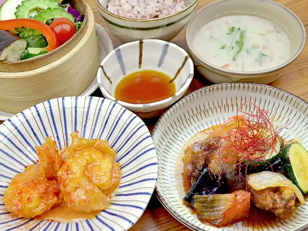 阪急三番街　ムジべジプラス　海老マヨチリと茄子とズッキーニの鶏黒酢あんかけ