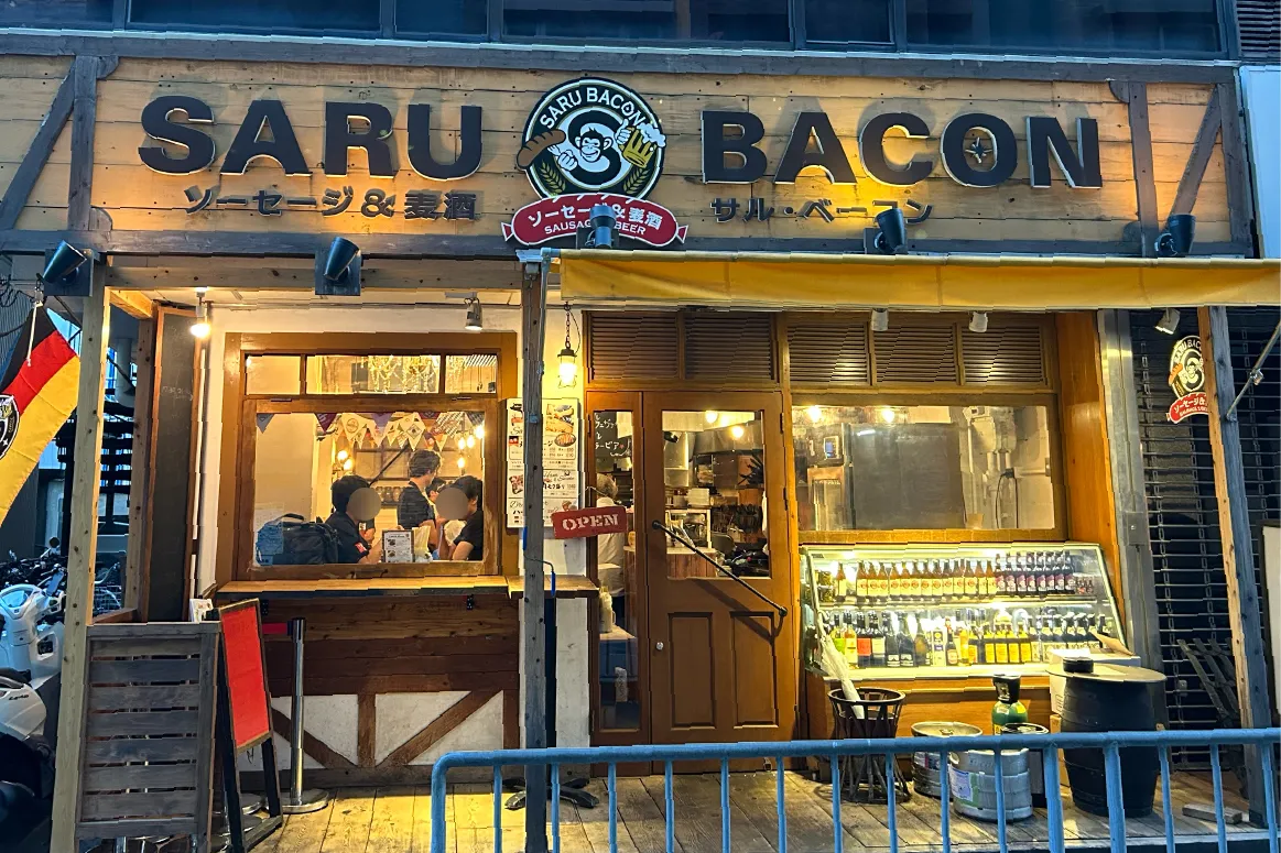 吹田市「SARU BACON 江坂本店」が、6月末からの休業を経て、8月8日から営業再開！平日夜から早くも大賑わいに