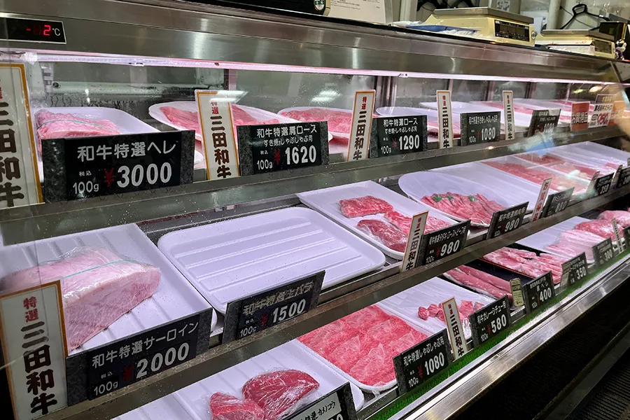 天満市場和牛肉専門「浦野精肉店」の外観のショーケース