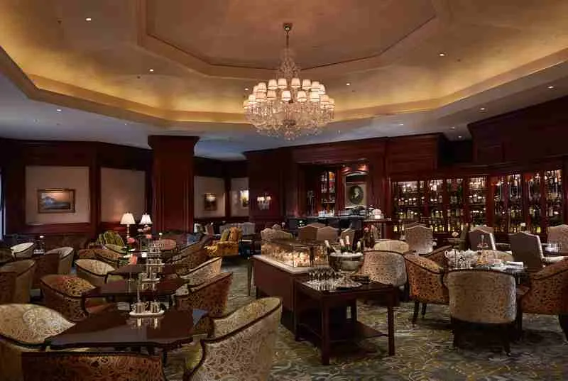 ザロビーラウンジ　内観