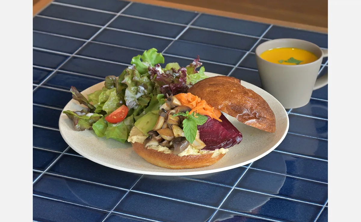 “旅の朝食”をテーマにしたBAKE & Cafe Bar「UNREAL」が2025年9月9日大阪難波にオープン