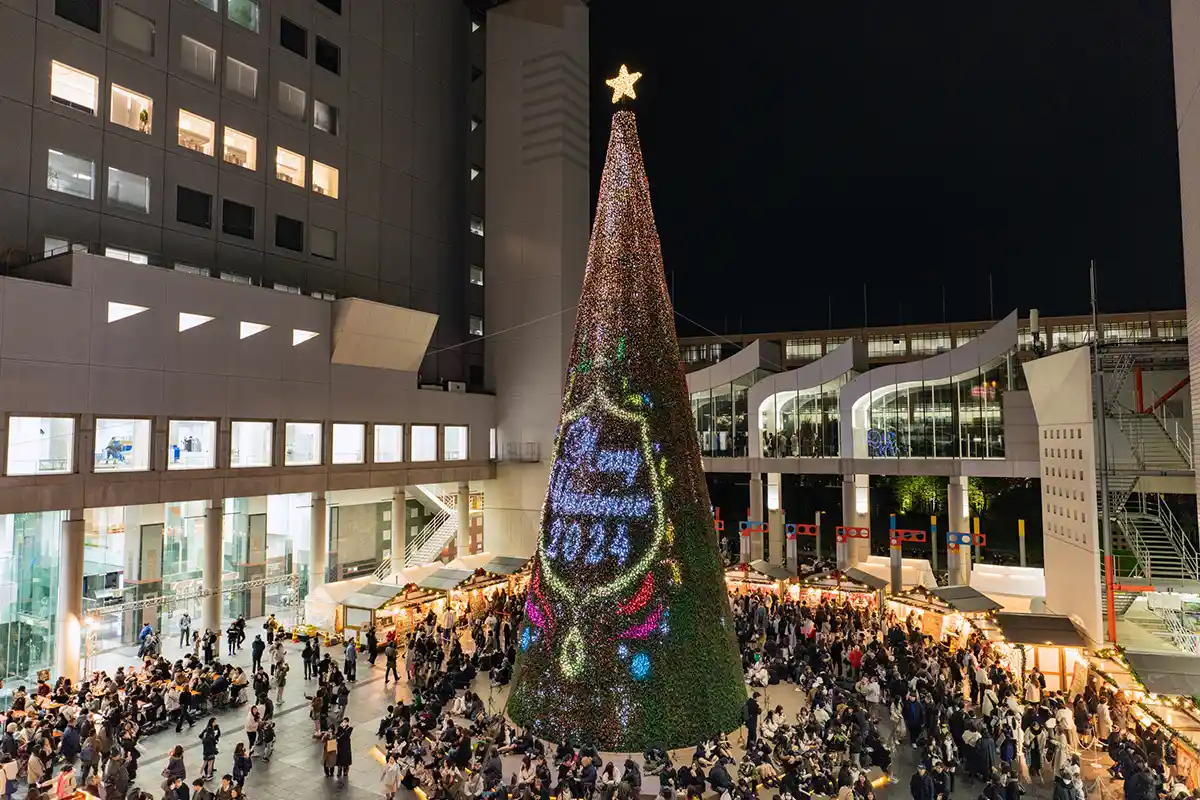 幻想のサーカスが夜空を彩る『梅田スカイビルクリスマス2025』11月14日