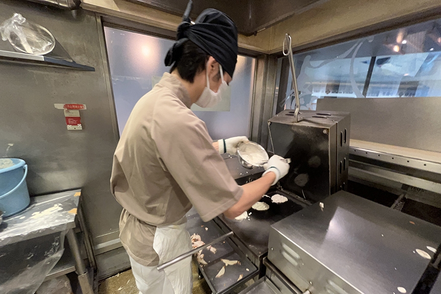 阪神名物いか焼きの厨房