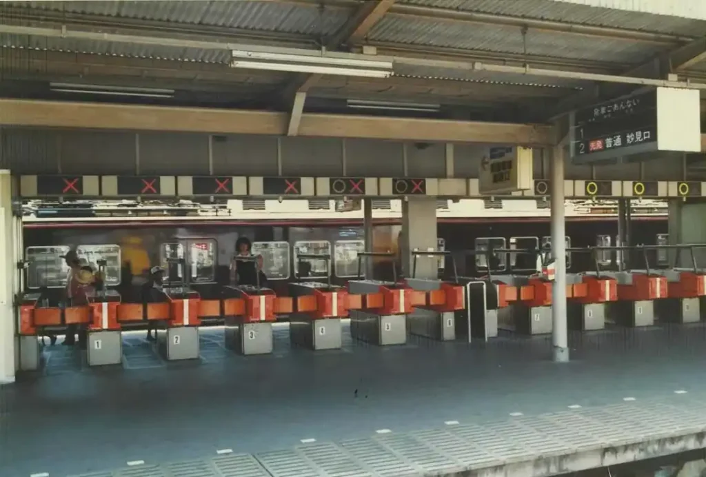 川西能勢口駅連絡改札口