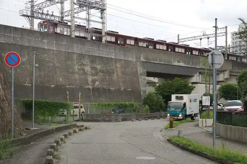 川西能勢口駅　急カーブ　現在