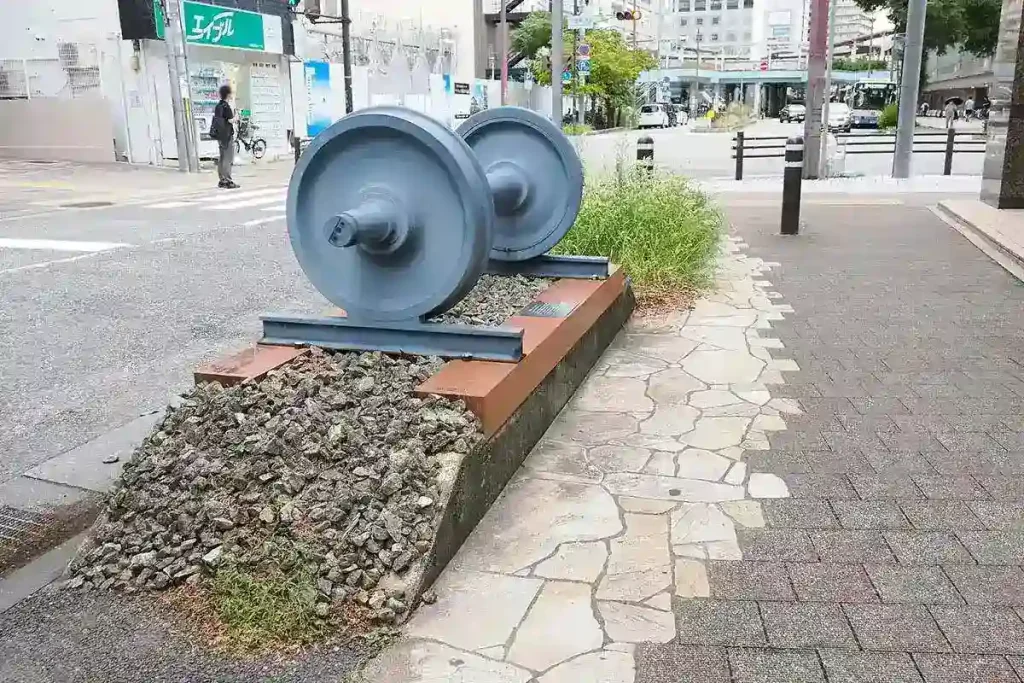 川西能勢口駅　線路跡のモニュメント